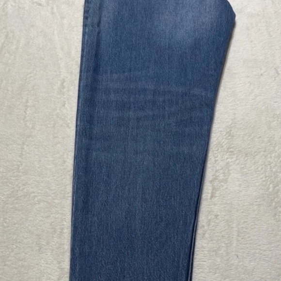 Levis 550 92' Relaxed Denim with Taper below the knee - Picture 9 of 15